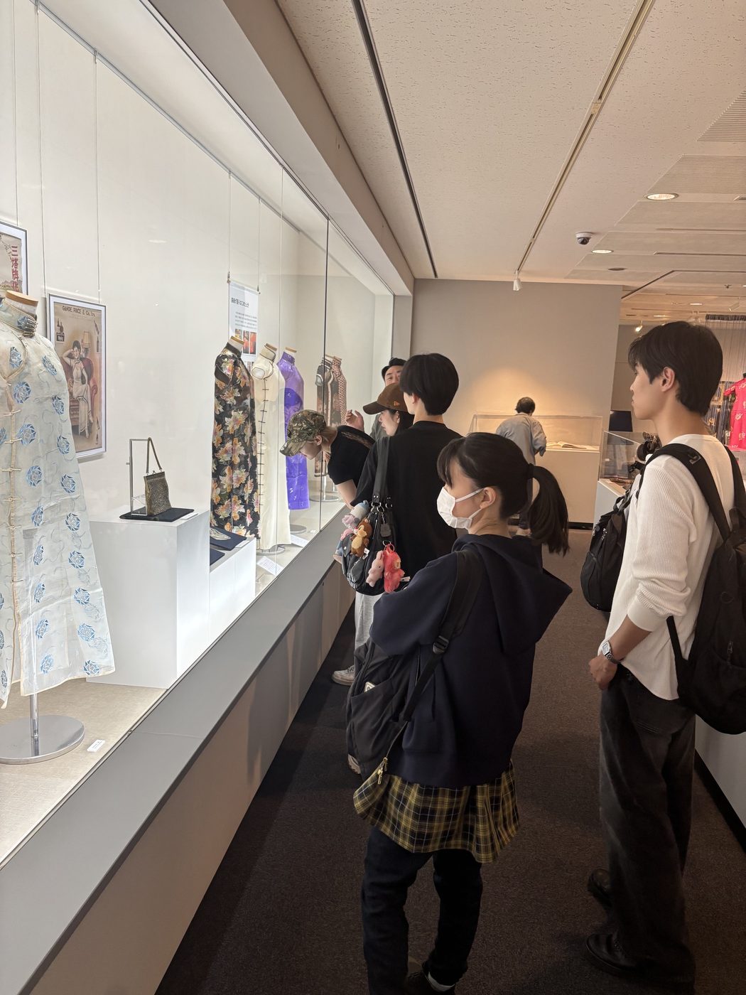 静かな展示室を、ゆっくりとめぐる。