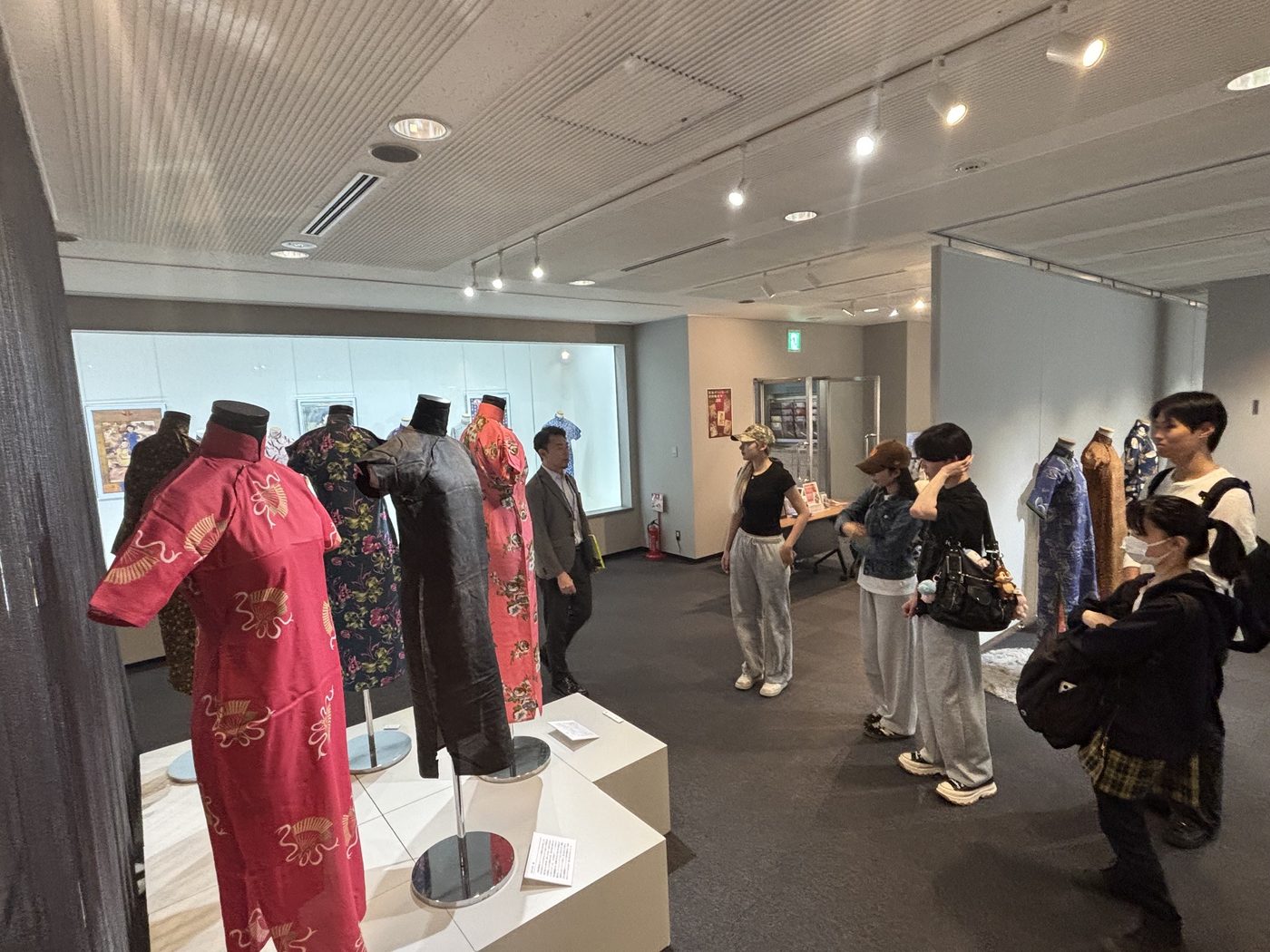 鮮やかな衣装の展示の前で。