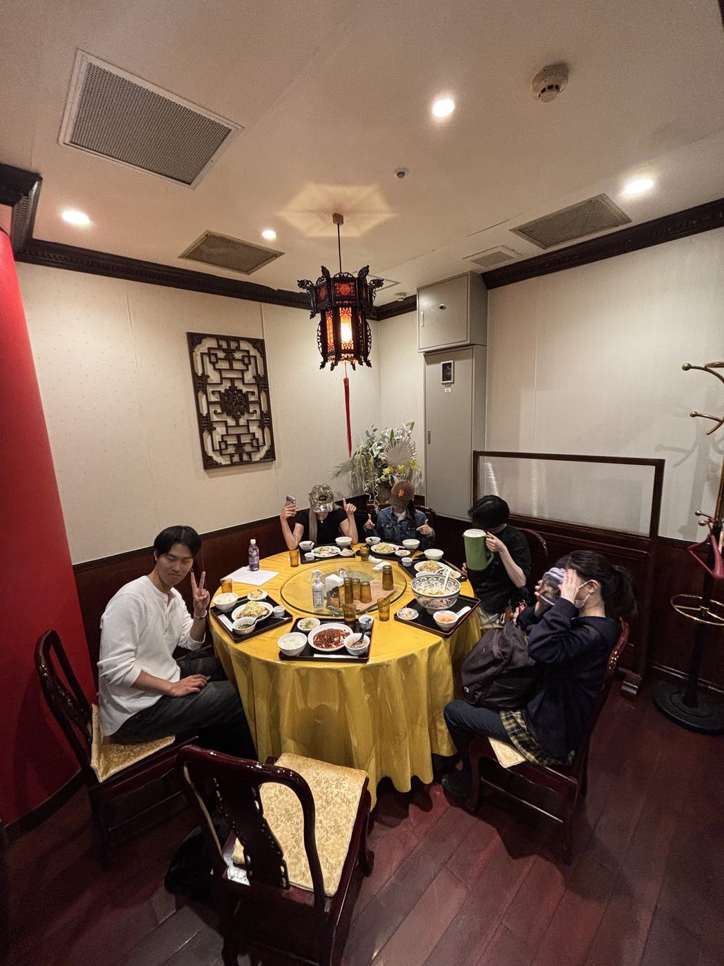 鑑賞のあとは、みんなで食卓を囲んで感想を語り合う。