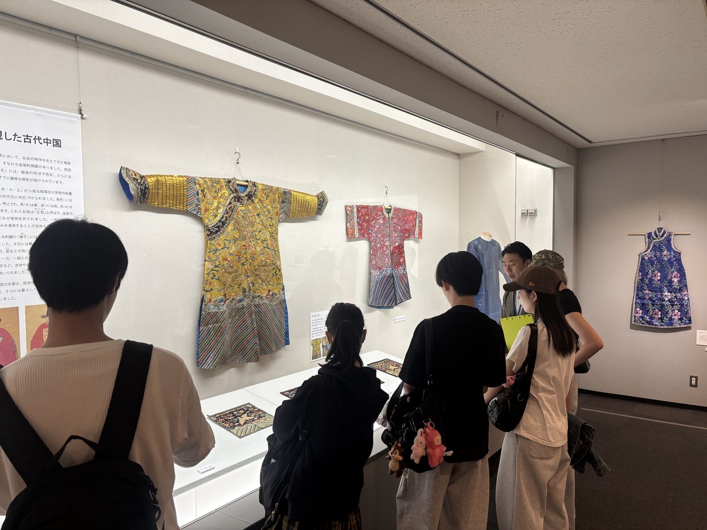 展示室で、一着ずつじっくりと鑑賞する。