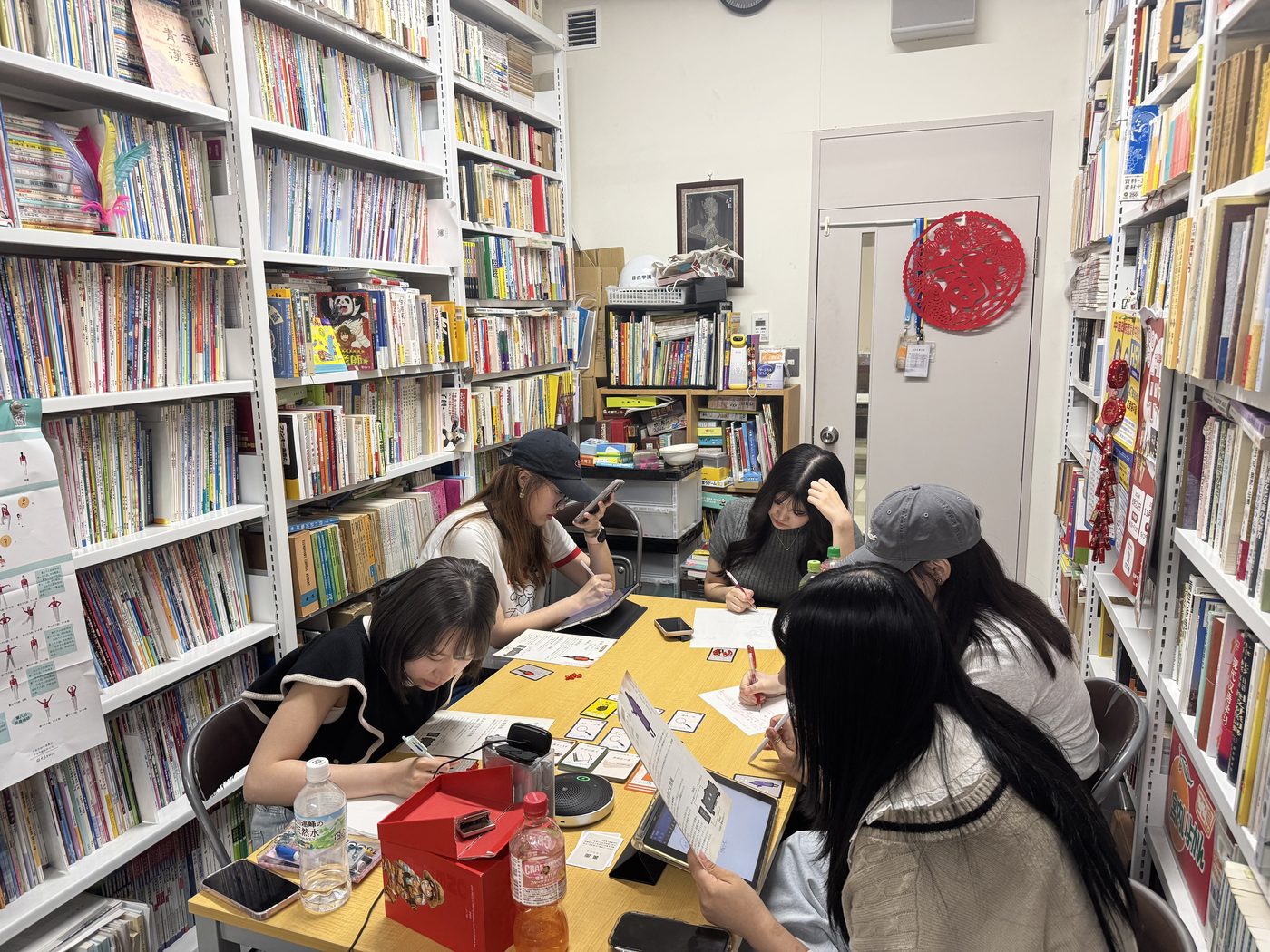 研究室でアイデアを出し合う。