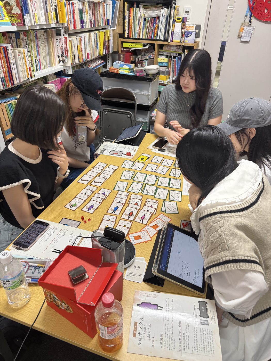 試作したカードを囲んで検討。