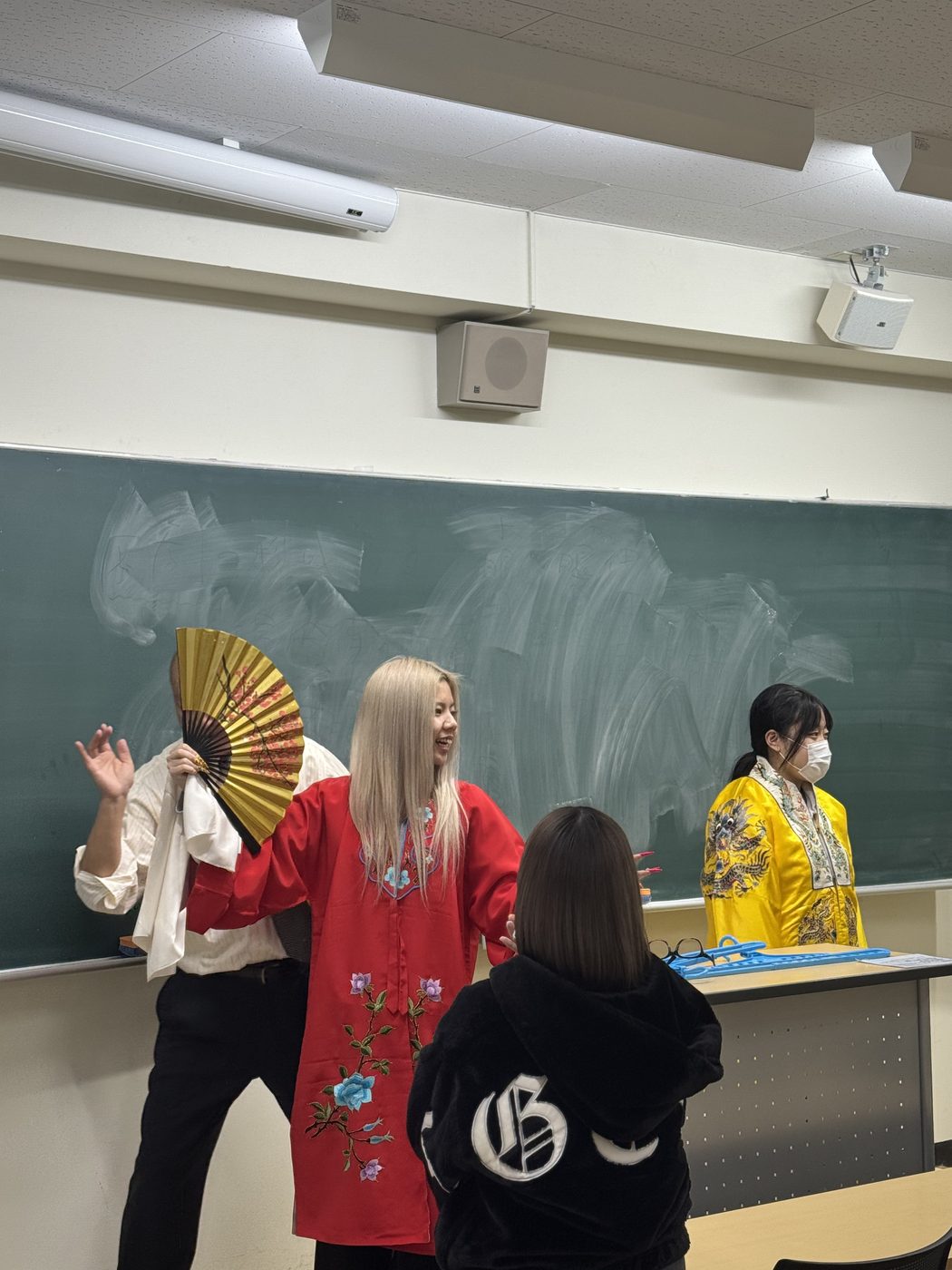 扇子を手に、京劇の所作に挑戦。