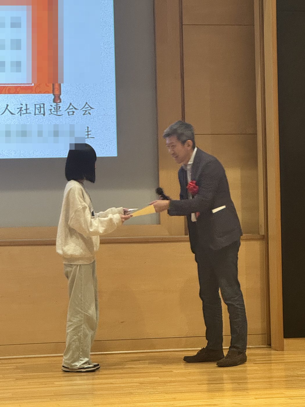 社団連合会から表彰状を授与される。