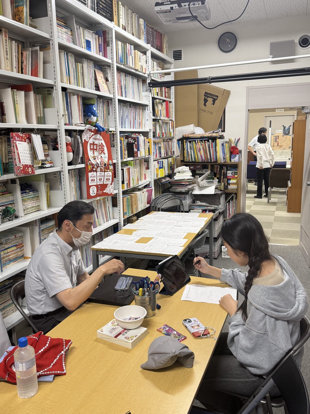 原稿と資料を前に、表現を一語ずつ練り上げる。