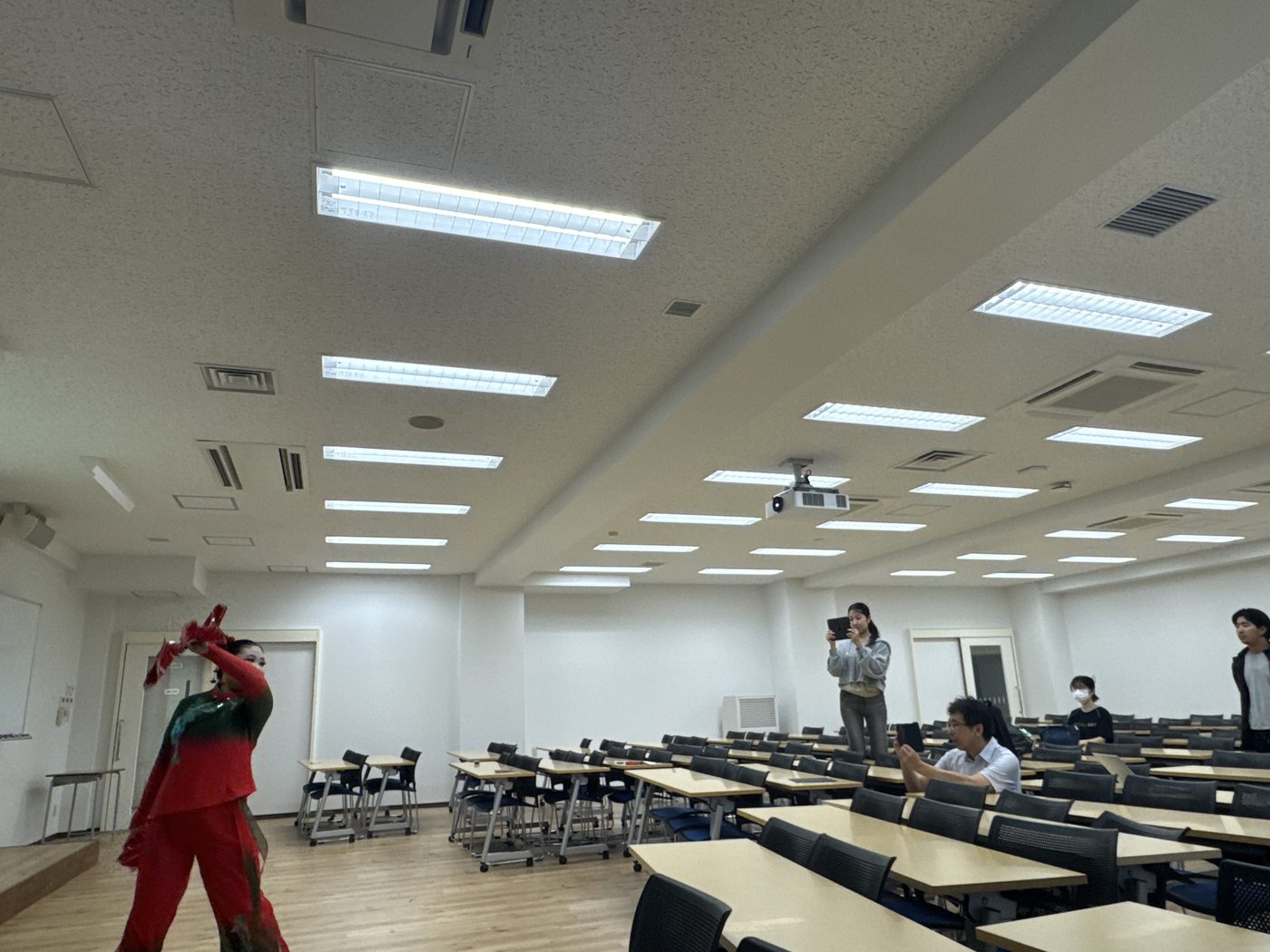 本番さながらに、教室でリハーサル。