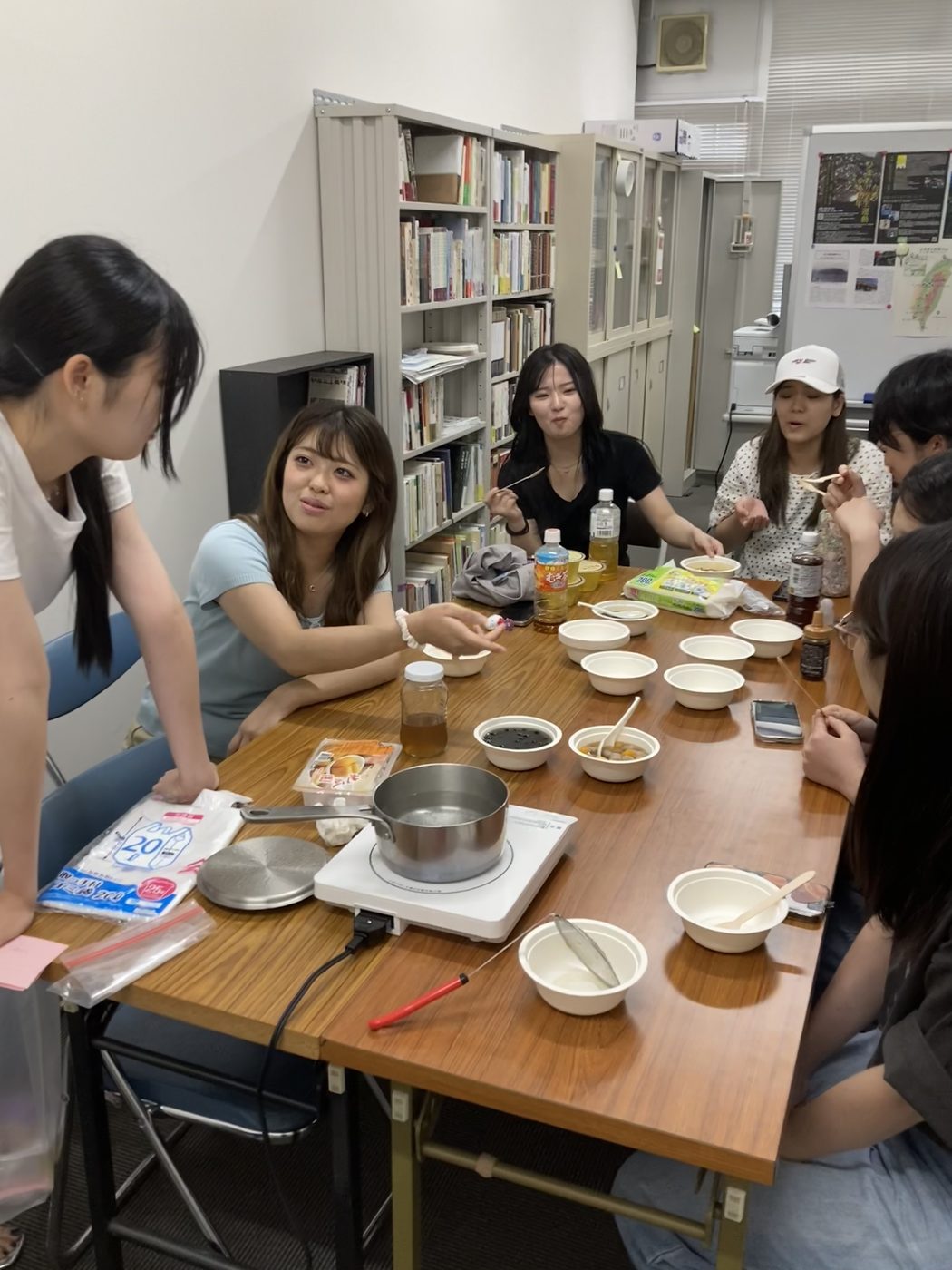 机を囲んで、調理スタート。