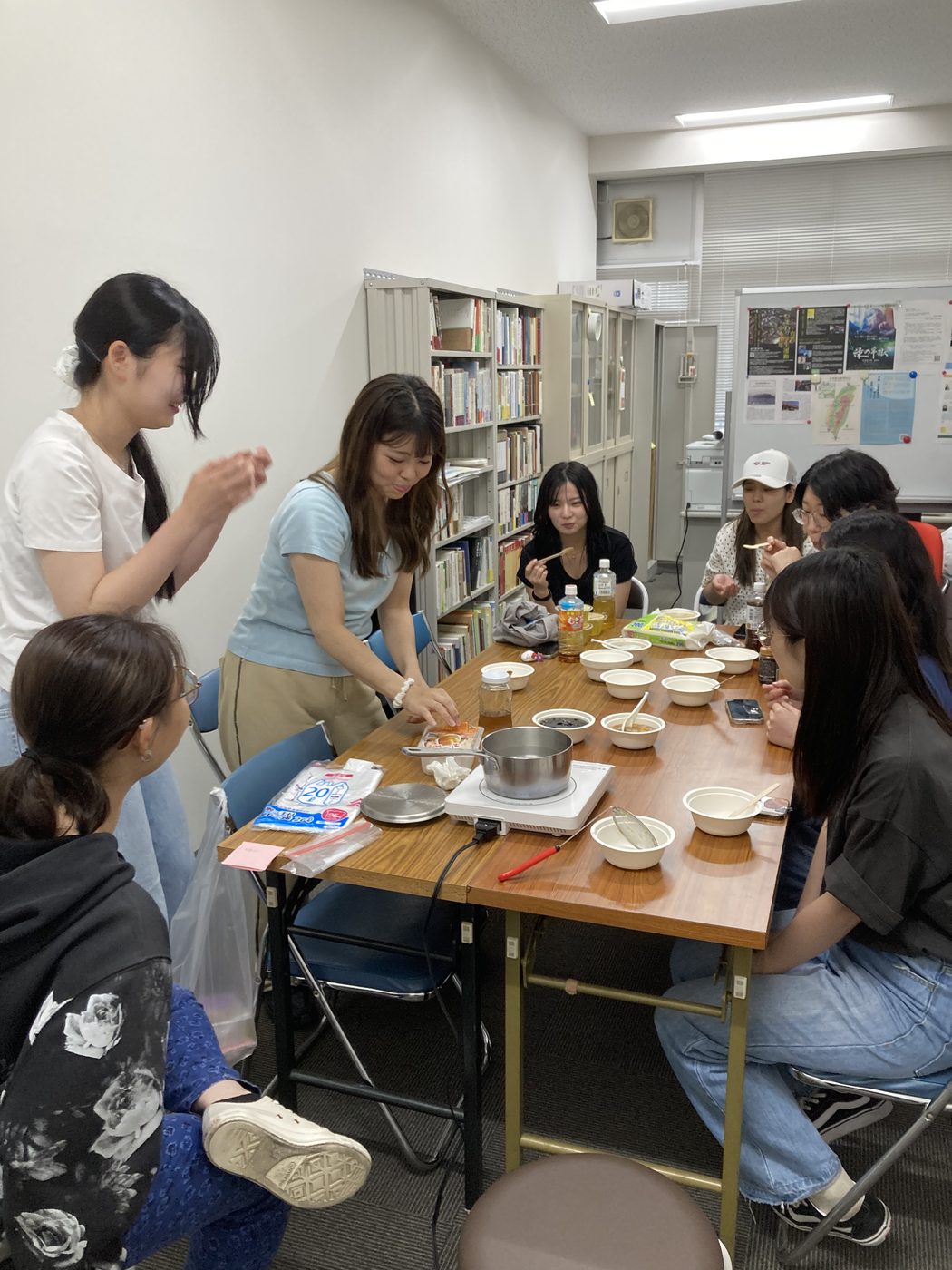 材料を計って、わいわいと手を動かす。
