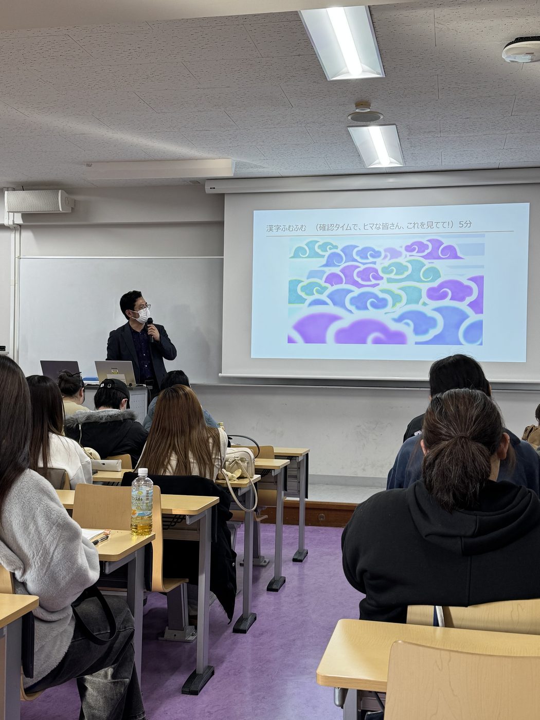 スクリーンには「学生专访节目」の文字。