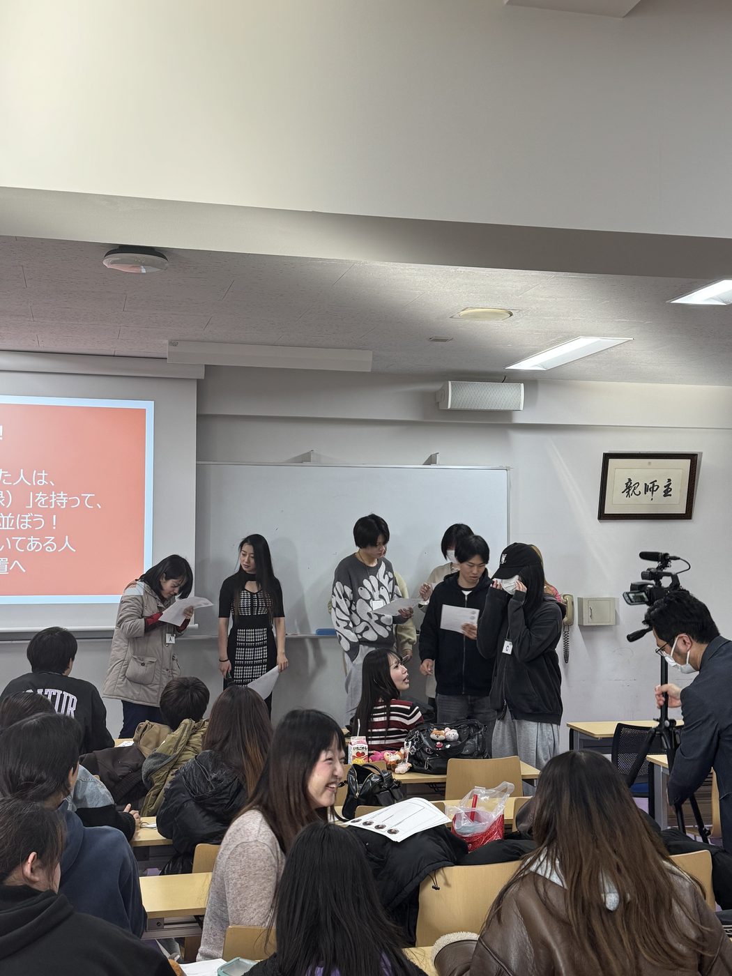 学年をまたいだチームで、互いにインタビュー取材。