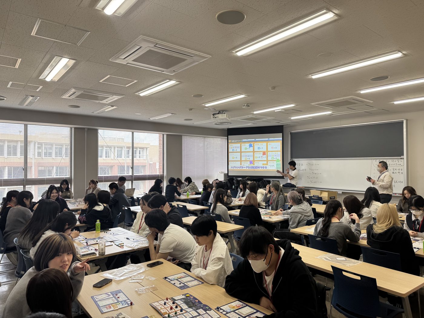 教室いっぱいの参加者。チームに分かれてゲーム開始。