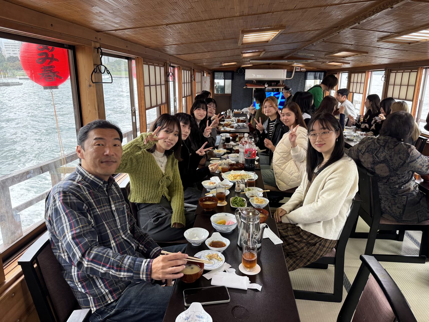 交換留学生との交流(郊外遠足・屋形船)の写真