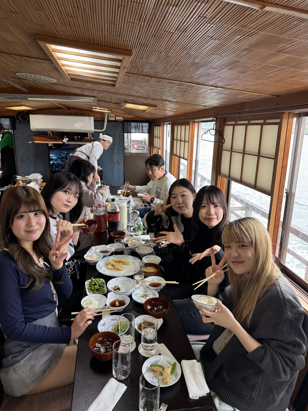 交換留学生との交流(郊外遠足・屋形船)の写真