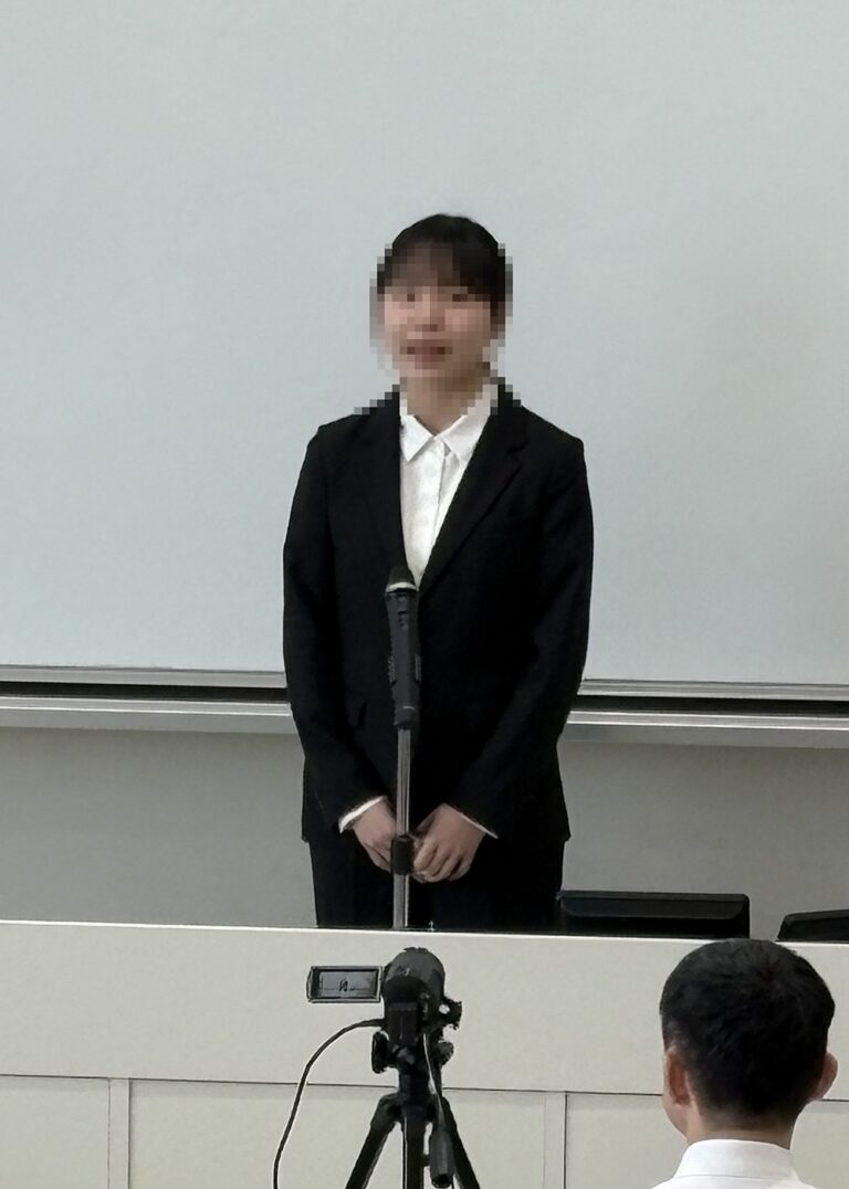 スピーチ部門で発表する本学の学生